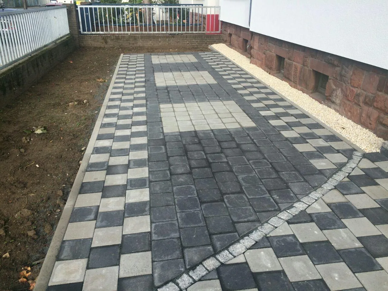 Pflasterweg mit Mustereinfassung