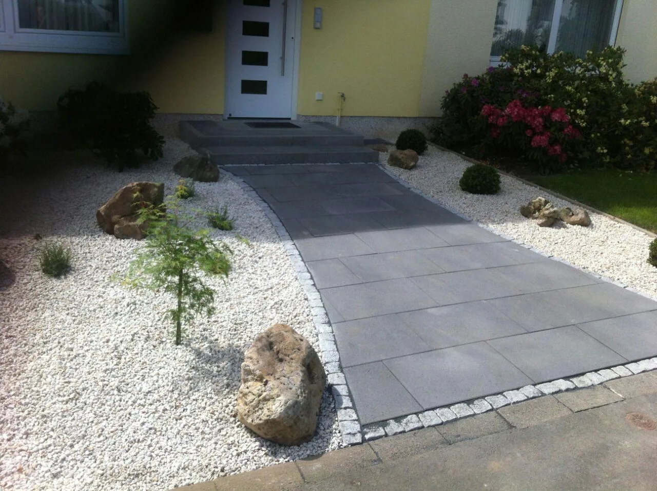 Plattenweg mit Granitkante