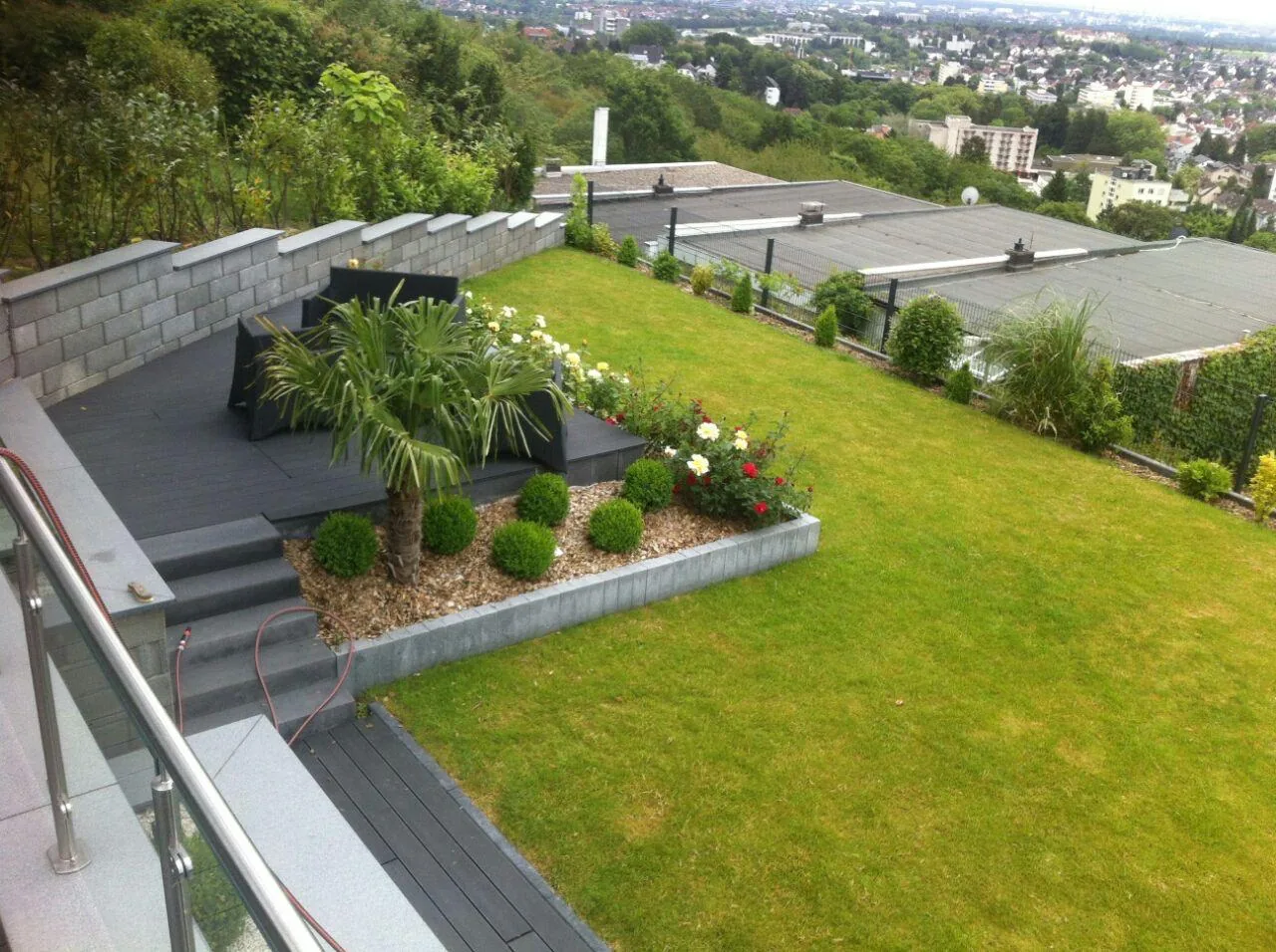 Terrassierter Garten mit Sitzbereich