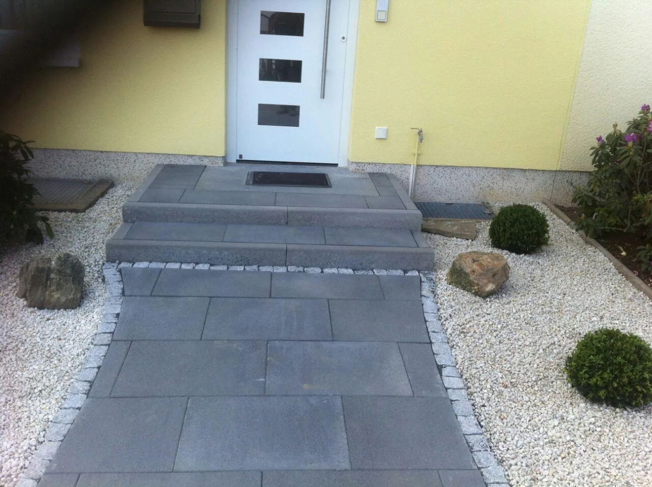 Eingangsbereich mit Stufen und Plattenweg