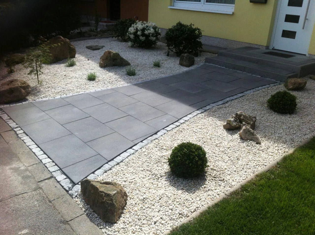 Vorgarten mit Plattenweg und Kiesbeet