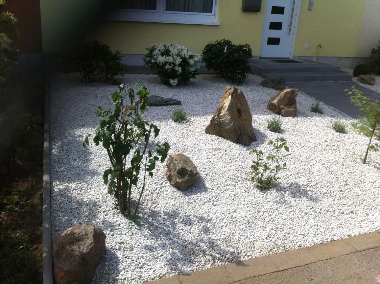 Steingarten mit Ziersteinen und Bepflanzung