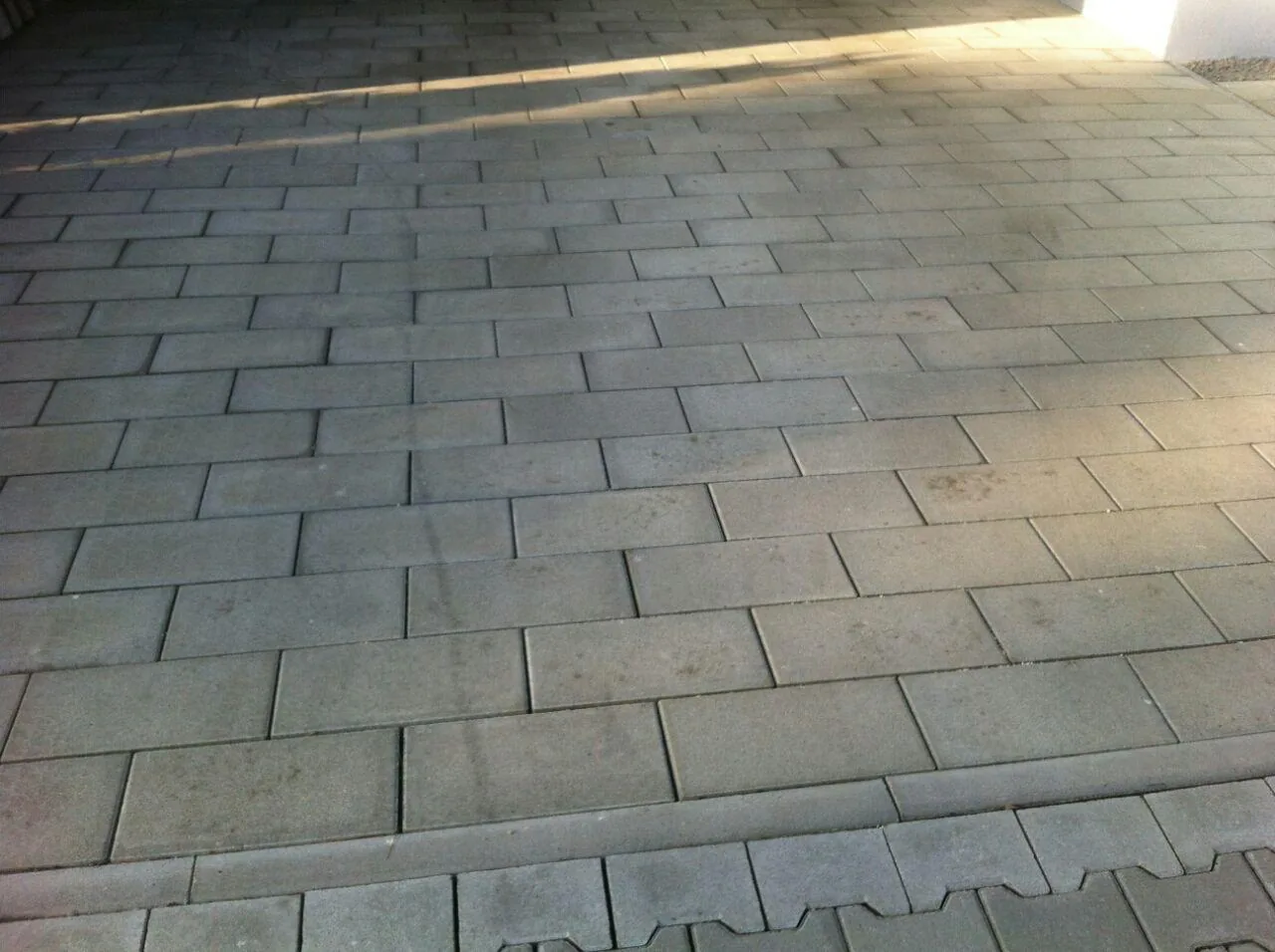 Großflächige Pflasterung in Grau